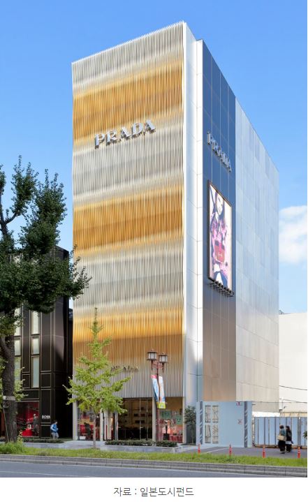 도톤보리 부근에 있는, 프라다가 통으로 임대하여 사용 중인 '일본도시펀드'의 빌딩.